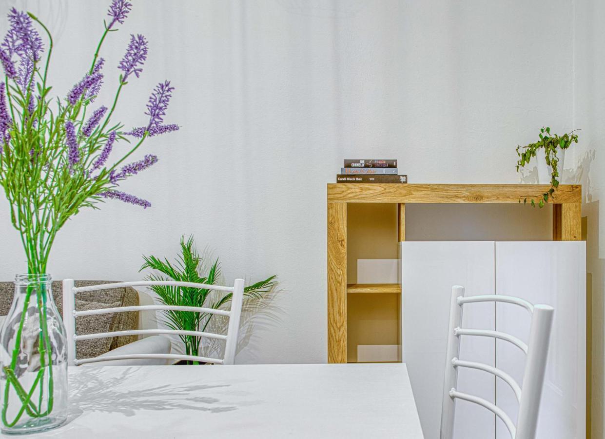 Joivy Warm And Inviting Flat With Balcony Appartement Milaan Buitenkant foto
